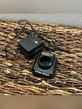 Genuine RYOBI TEK4 AP4800 4V AC Battery Charger ** EXCELLENT CONDITION **